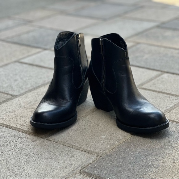 Born Shoes - BORN Carmel Black Leather Stacked Heel Booties 7M